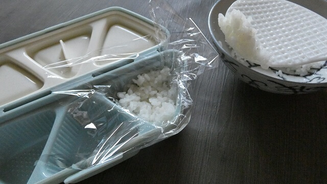 ムスビート【ラップにご飯と梅干しを載せる①】