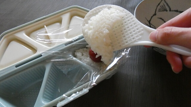 ムスビート【梅干しにご飯を被せる①】