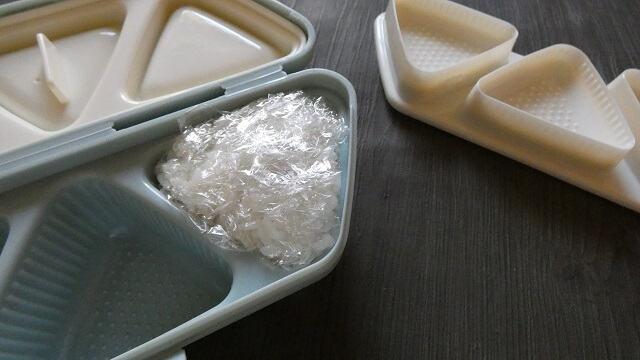 ムスビート【ご飯を押し蓋で押してラップで包む③】