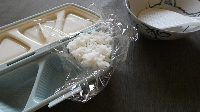 ムスビート【梅干しにご飯を被せる③】