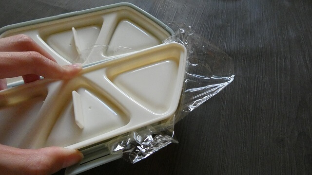 ムスビート【ご飯を押し蓋で押してラップで包む①】