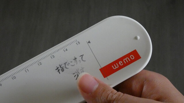 「指でこすって消す」と書かれたバンドタイプのwemo