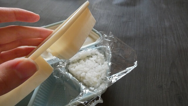 ムスビート【ご飯を押し蓋で押してラップで包む②】