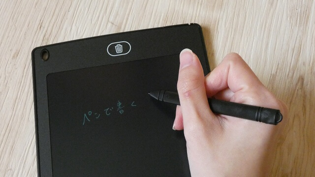 ダイソーの電子メモパッドと「ペンで書く」の文字