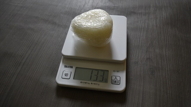 133gの手で握ったおにぎり