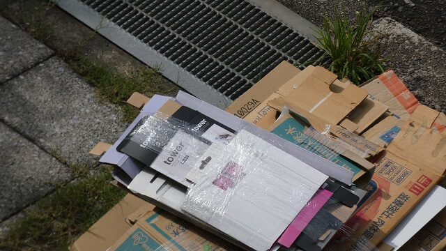 捨てたダンボールの写真