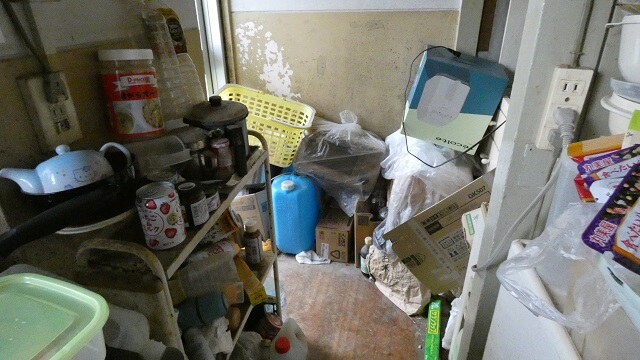 ゴミ屋敷(キッチン付近)の写真